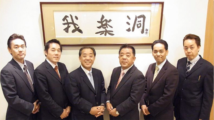 公式の身分証明書を提示します